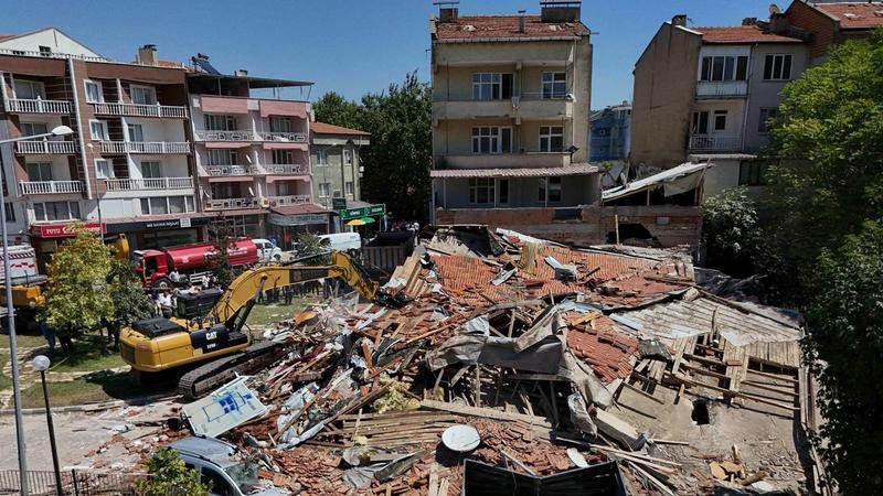 U Turskoj uhapšeni vlasnik i izvođač radova na zgradi koja se srušila u zemljotresu