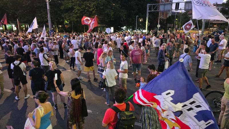 „Napad na jednog od nas je napad na svakog od nas“: Održan protest podrške članovima zborova čiji su ulazi vandalizovani