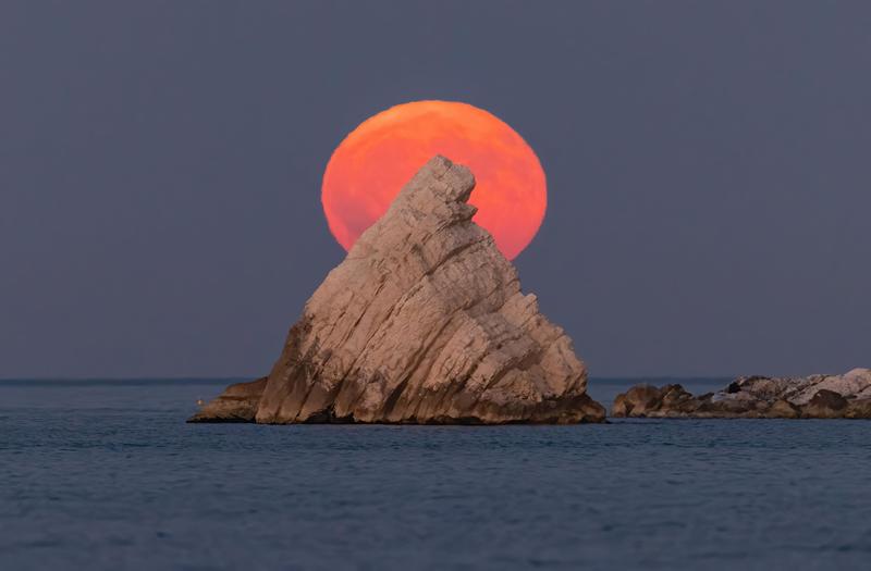 ‘La Luna dello Storione’ immortalata dietro la Vela: le foto