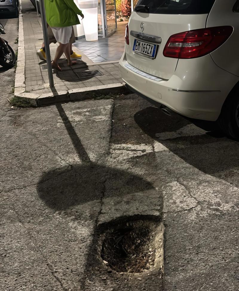 Si apre una voragine in strada, scatta la protesta dei residenti