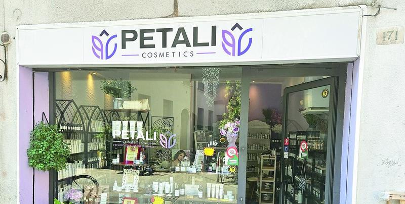 Ferrara, il negozio assediato dai clienti di un’agenzia di viaggio fantasma