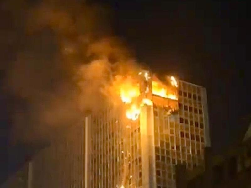 Incendio nella notte al Centro Direzionale,Â fiamme e pioggia di fuoco dal grattacielo