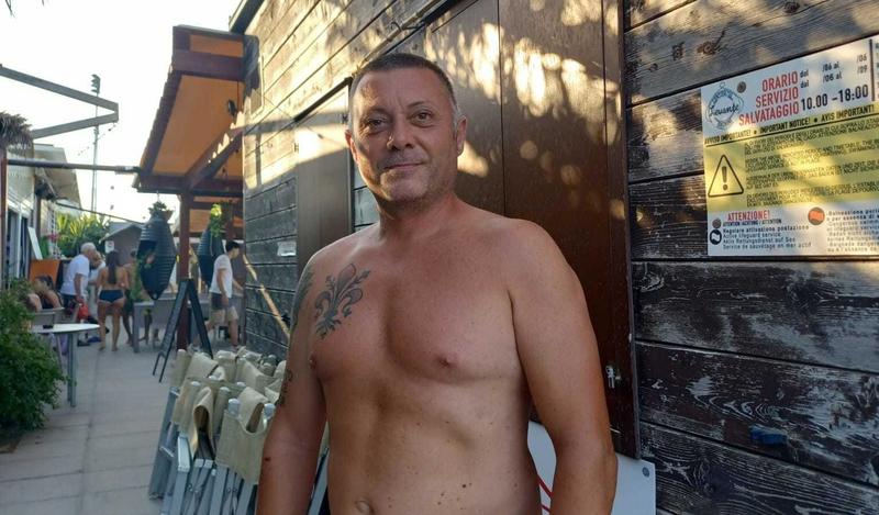 Prima il furto e poi le botte, ruba chiavi e portafogli in spiaggia: raggiunto in strada, scoppia la rissa