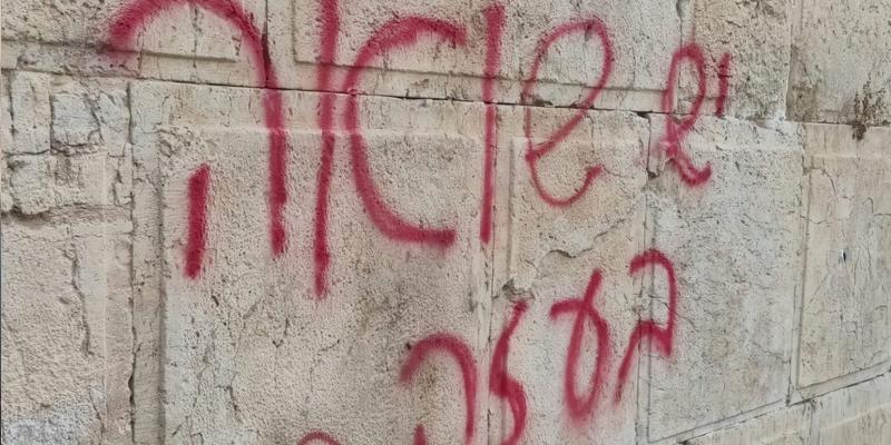 Klagemauer und Große Synagoge beschmiert