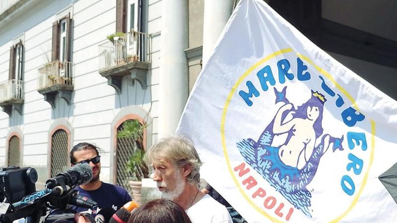 Ferragosto, sit-in all'arenileÂ davanti palazzo Donn'Anna per le spiagge libereÂ 
