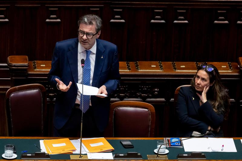 Quanto costano le vacanze? L’inflazione si fa sentire: schizzano i prezzi di voli e traghetti /