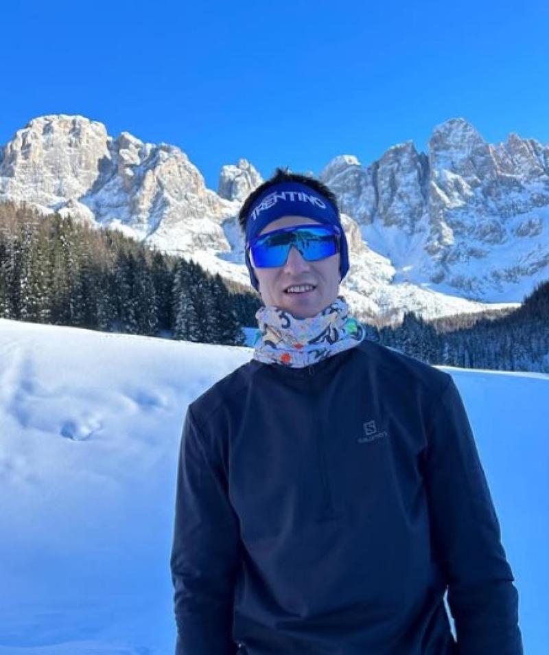La tragedia di Mattia Debertolis, morto dopo il malore in gara. Lo sci di fondo, il dottorato e il trionfo agli italiani di orienteering