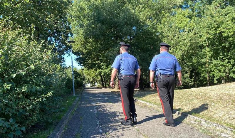 Molesta due donne al parco: fotografato mentre fugge in bici e incastrato grazie al profilo social