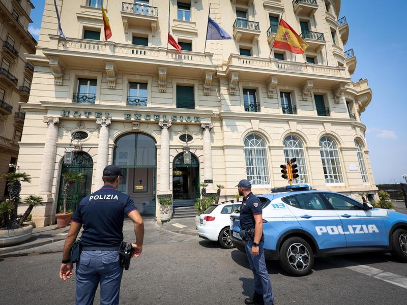 Rapina da film nell'hotel del Lungomare: armati aggrediscono turista nella hallÂ e gli rubano l'orologio. Un proiettile nel soffitto