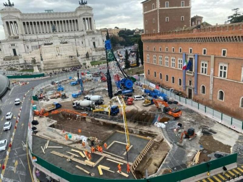 Primi reperti di epoca romana e medievale tornati alla luce nel cantiere della Stazione di Piazza Venezia della Metro C a Roma.