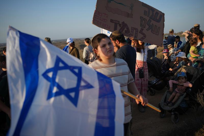Med Israel foran domkirka