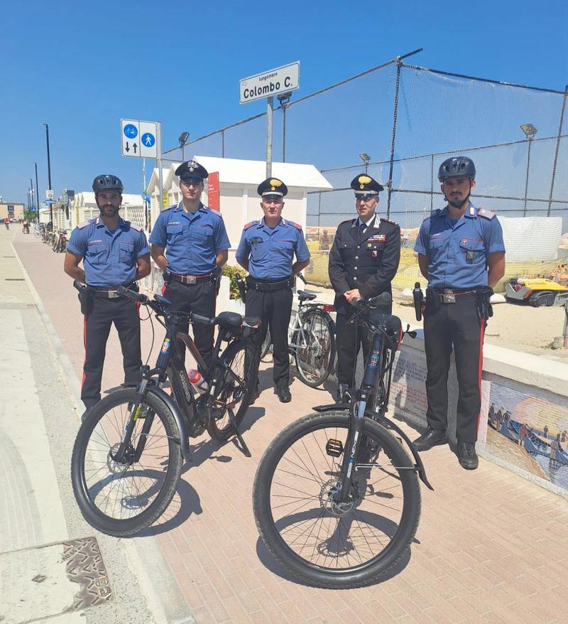 Debutta l’E-bike in divisa. L’Arma pedala in spiaggia