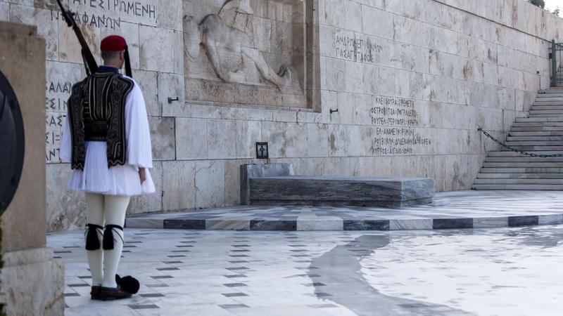 Ο Άγνωστος Στρατιώτης και ο «τύμβος» των Τεμπών