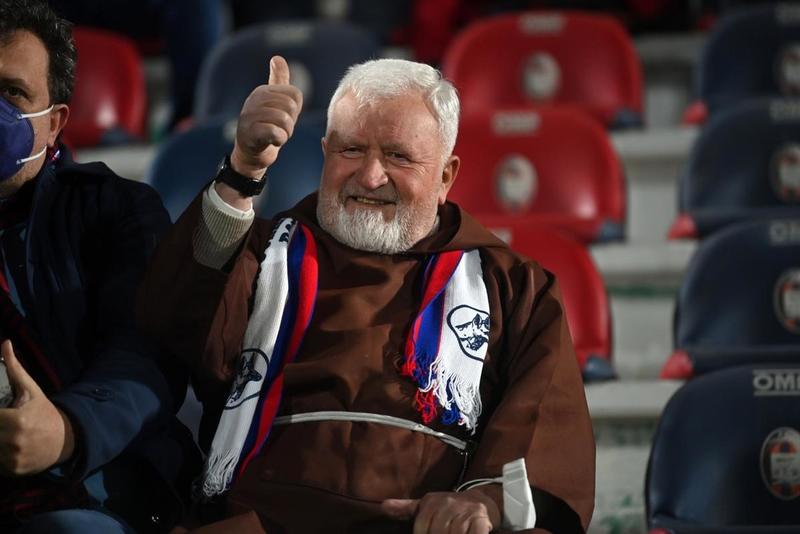 Cosenza piange padre Fedele, è morto a 87 anni il “frate ultrà”: fondatore dell’Oasi Francescana