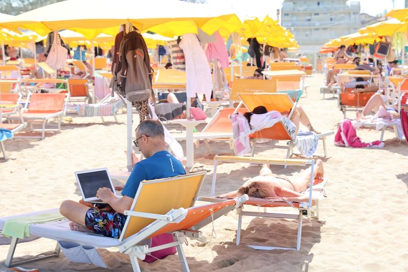 Ferragosto, quanto mi costi? Camera low cost a 50 euro al giorno. “Pensione completa, tutto esaurito”
