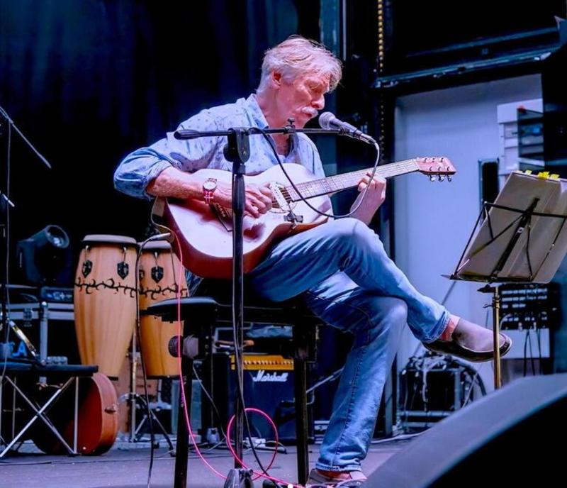 «Io, Funari e Sanremo». Torna a suonare nella sua Livorno Alessio Colombini il cantautore dei big