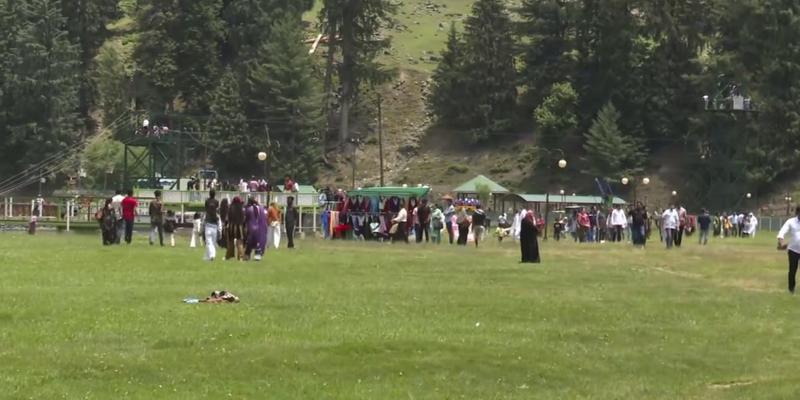 Bengali Tourists, Undeterred by Terror Fears and Political Warnings, Say 'Chalo Kashmir'