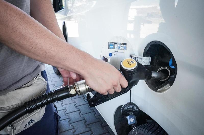 Truffa nel Milanese: benzinaio vende gasolio pericoloso che distrugge le auto (per aggirare le accise)