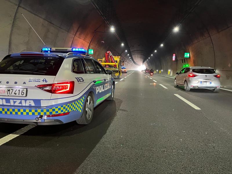 Incidente in A14 nella galleria di Novilara: morto motociclista