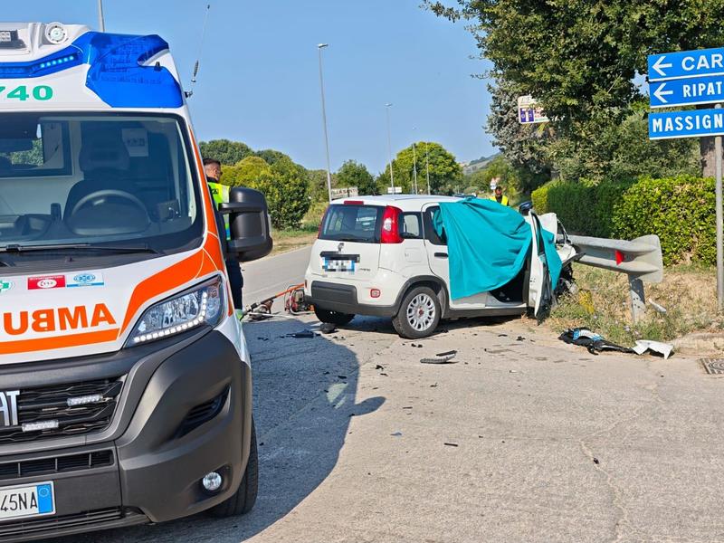 Incidente frontale nella curva maledetta: muore una donna di 53 anni