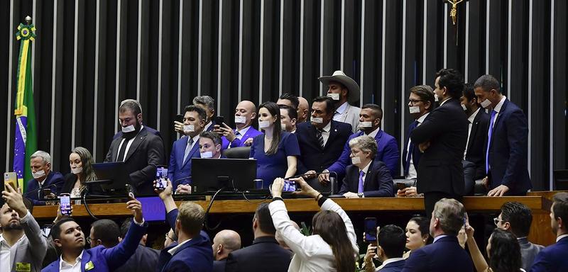 Do AI-5 ao golpe continuado, uma ameaça persistente à democracia brasileira
