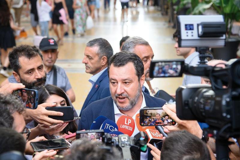 Non solo ruspe: ora la Lega lancia la gogna dei veri «delinquenti»