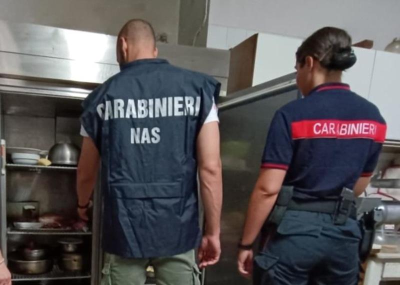 Alimenti scaduti e sporcizia diffusa, chiuso un ristorante rinomato a Cervia