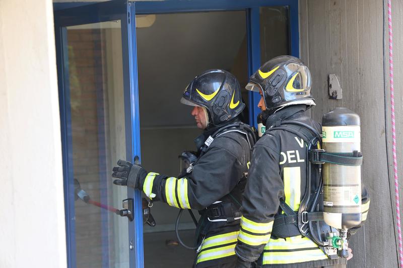 Incendio a Sant'Egidio, fiamme in un appartamento al settimo piano: evacuata la palazzina