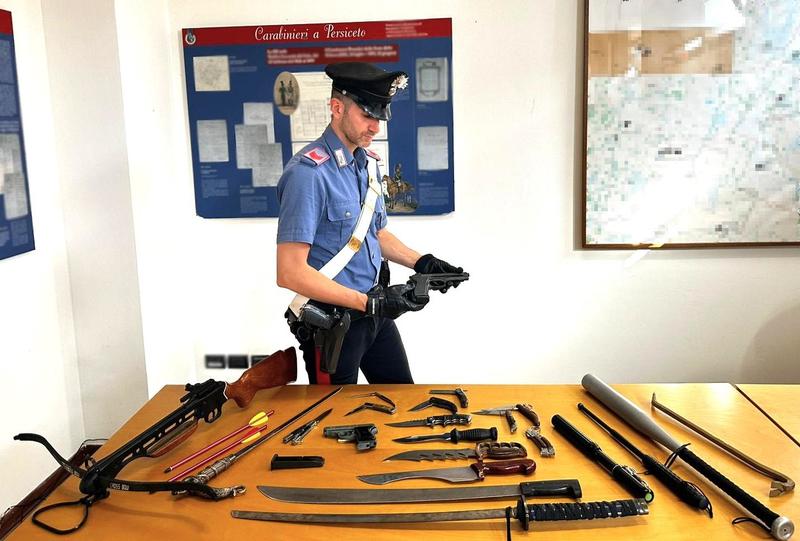 Pistola puntata contro l’ex: in casa i carabinieri gli trovano un arsenale