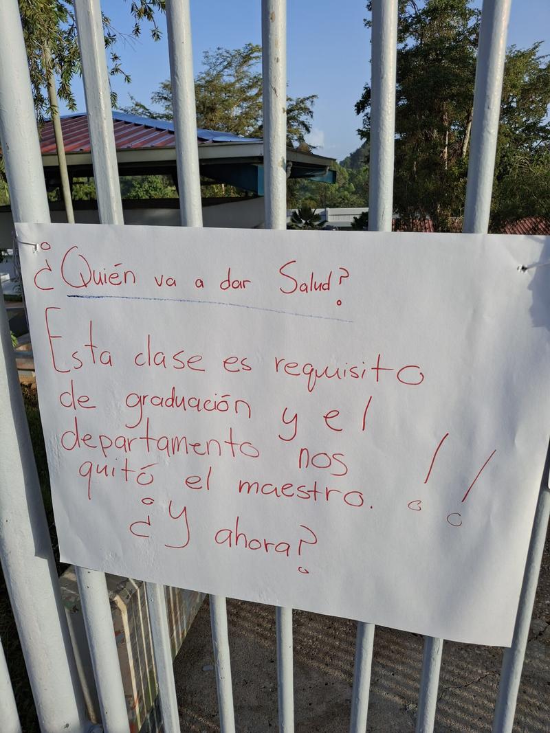 Madres y padres de Utuado protestan por condiciones de planta física
