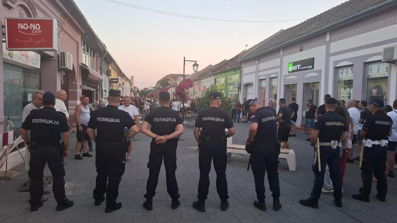 Građani se okupljaju ispred prostorija SNS u nekoliko gradova, u Novom Sadu jedan priveden (VIDEO)