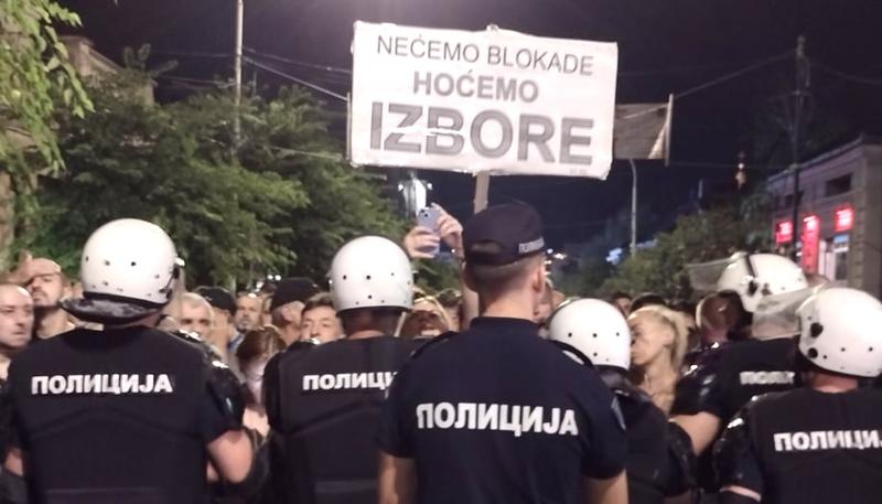 (VIDEO, FOTO) Protesti „Srbijo probudi se“ širom zemlje: U „Ćacilendu“ predsednik Srbije i Andrej Vučić, u Novom Sadu muškarac sa pištoljem, okršaji građana i pristalica SNS, u Nišu pretučen student