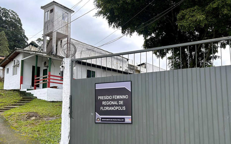 Idosa apanha na cadeia, mas Lula acha que não se desrespeita direitos humanos no Brasil