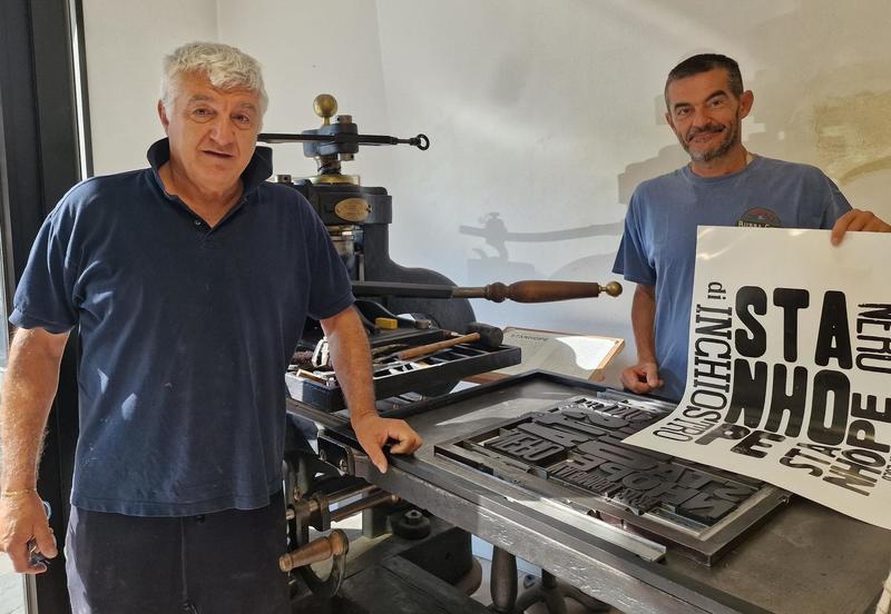 Un pezzo di storia della tipografia. L’antica macchina torna in funzione