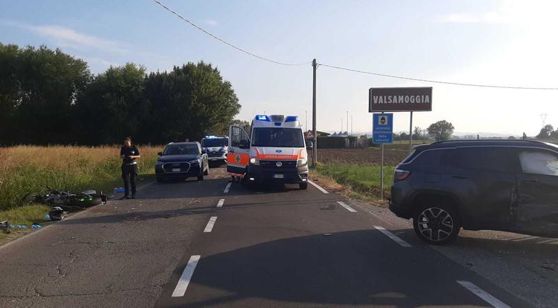 Schianto fra auto e moto, 23enne gravissimo
