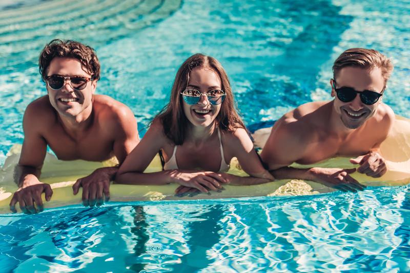 Piscine aperte a Ferragosto a Bologna tra tuffi, grigliate e balli sotto le stelle: il programma