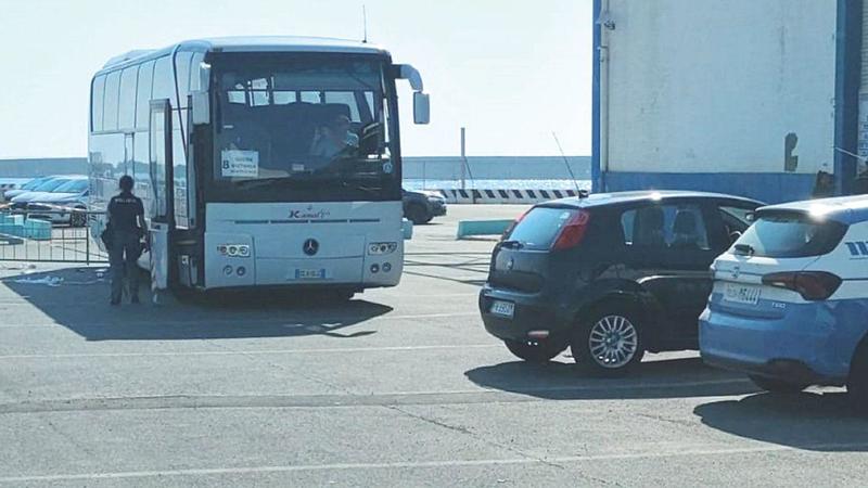 Livorno, morta investita dal bus in porto: autista indagato per omicidio