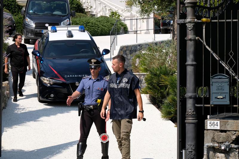 Uccisa a coltellate dall'ex, lo strazio dei figli davanti alla villa del delitto. Il giallo del braccialetto elettronico