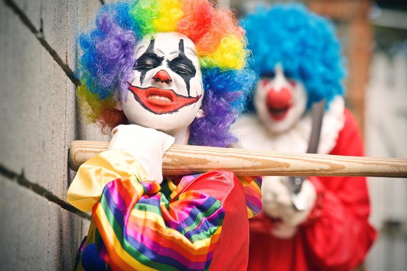 Ladri vestiti da clown, razzìa nella notte: svaligiati appartamenti e case
