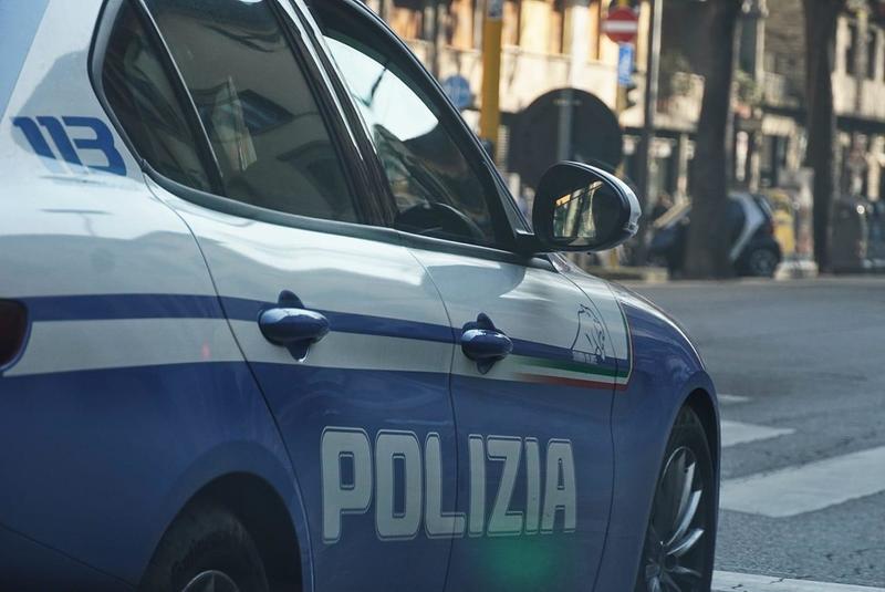 Livorno, sfonda la porta dell’appartamento e massacra di botte la mamma