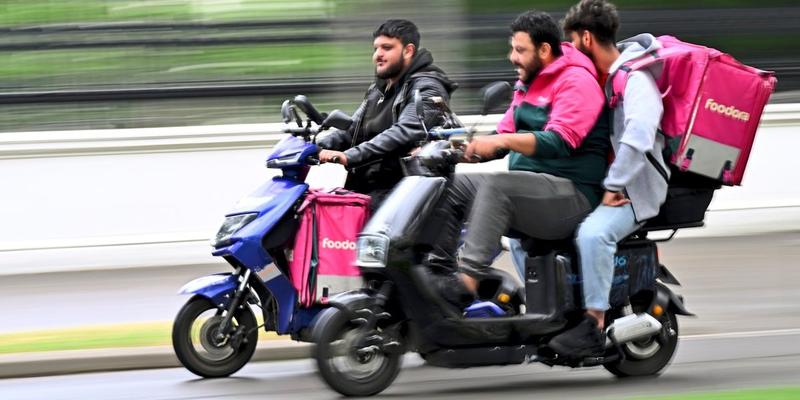 E-Mopeds: Die Rechnung für mehr Verkehrssicherheit bezahlt das Zustellerprekariat