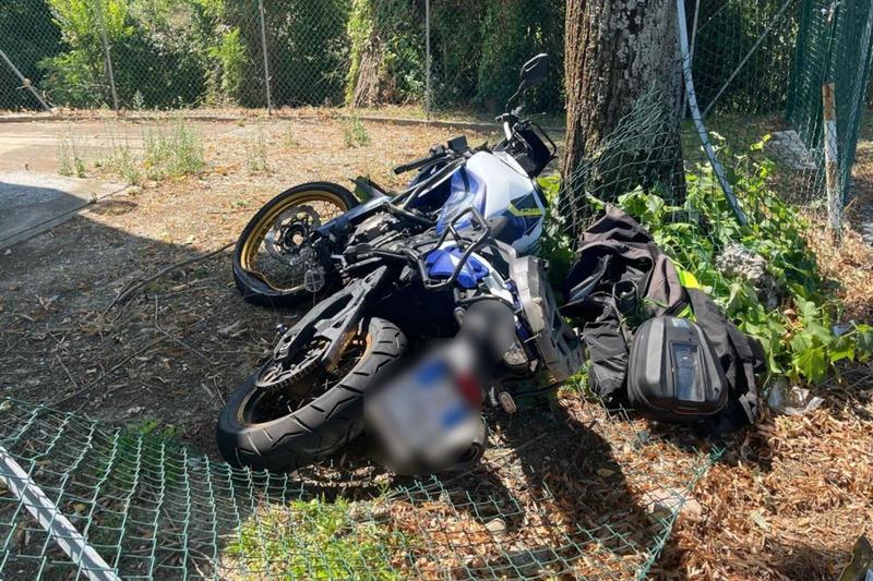 Motociclista sorpassa in curva e si schianta contro un’auto: è gravissimo