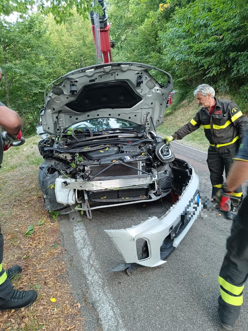 Appennino, volano per 30 metri con l'auto in una scarpata: mamma e le 2 figlie illese