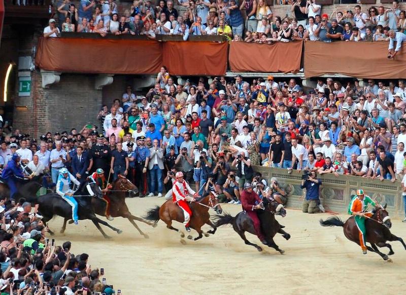 Febbre da Palio, esultano Civetta e Leocorno: Siena si prepara per l’Assunta