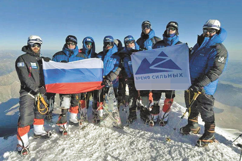 «Время сильных»: ветераны СВО на протезах поднялись на Эльбрус