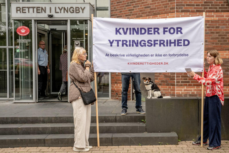 Stævnet for æreskrænkelse tog hun i retten med sin skare af »gamle feminister«. Den transkønnede sagsøger forlod retten alene