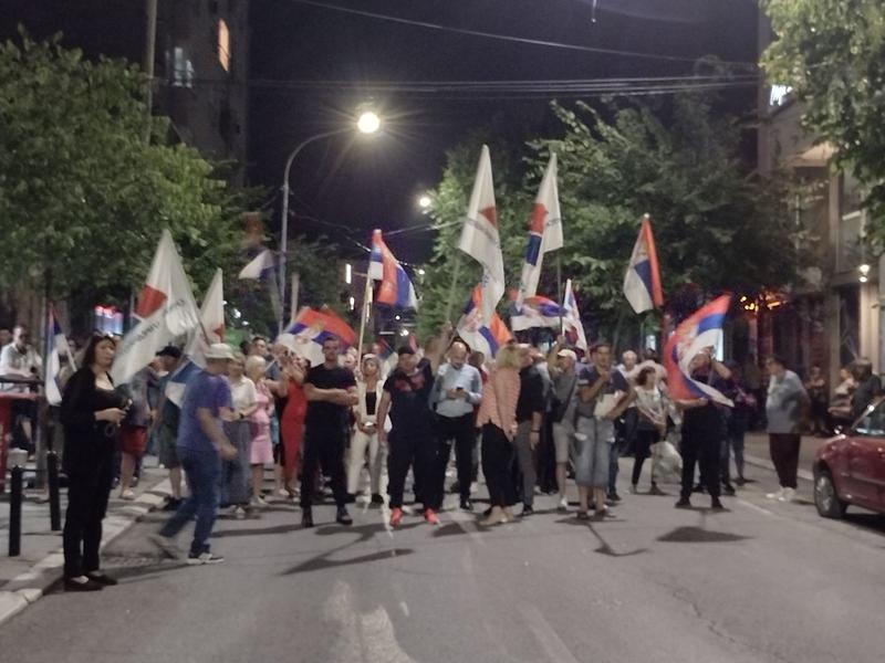 AP: Velika eskalacija drugog uzastopnog dana sukoba na antivladinim protestima u Srbiji