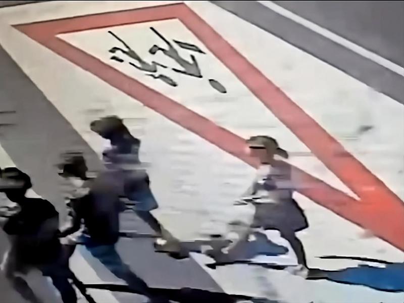 Il funerale di Cecilia De Astis mentre i baby pirati tentano la fuga all’estero. I familiari della vittima: “Sono bambini. La società ha fallito”