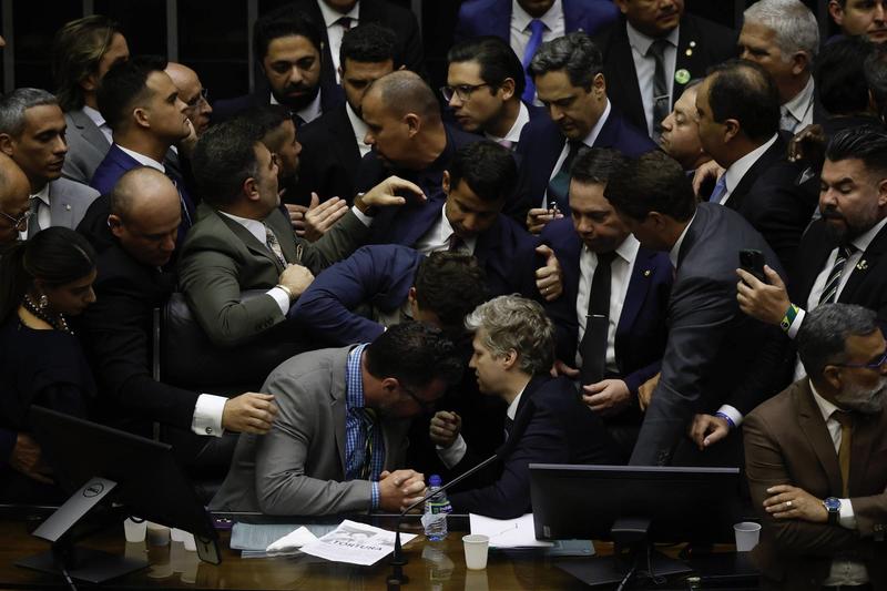 Um aroma de conchavo no ar