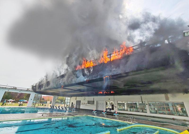 Incendio a Ghisalba: il tetto della piscina era appena stato rifatto